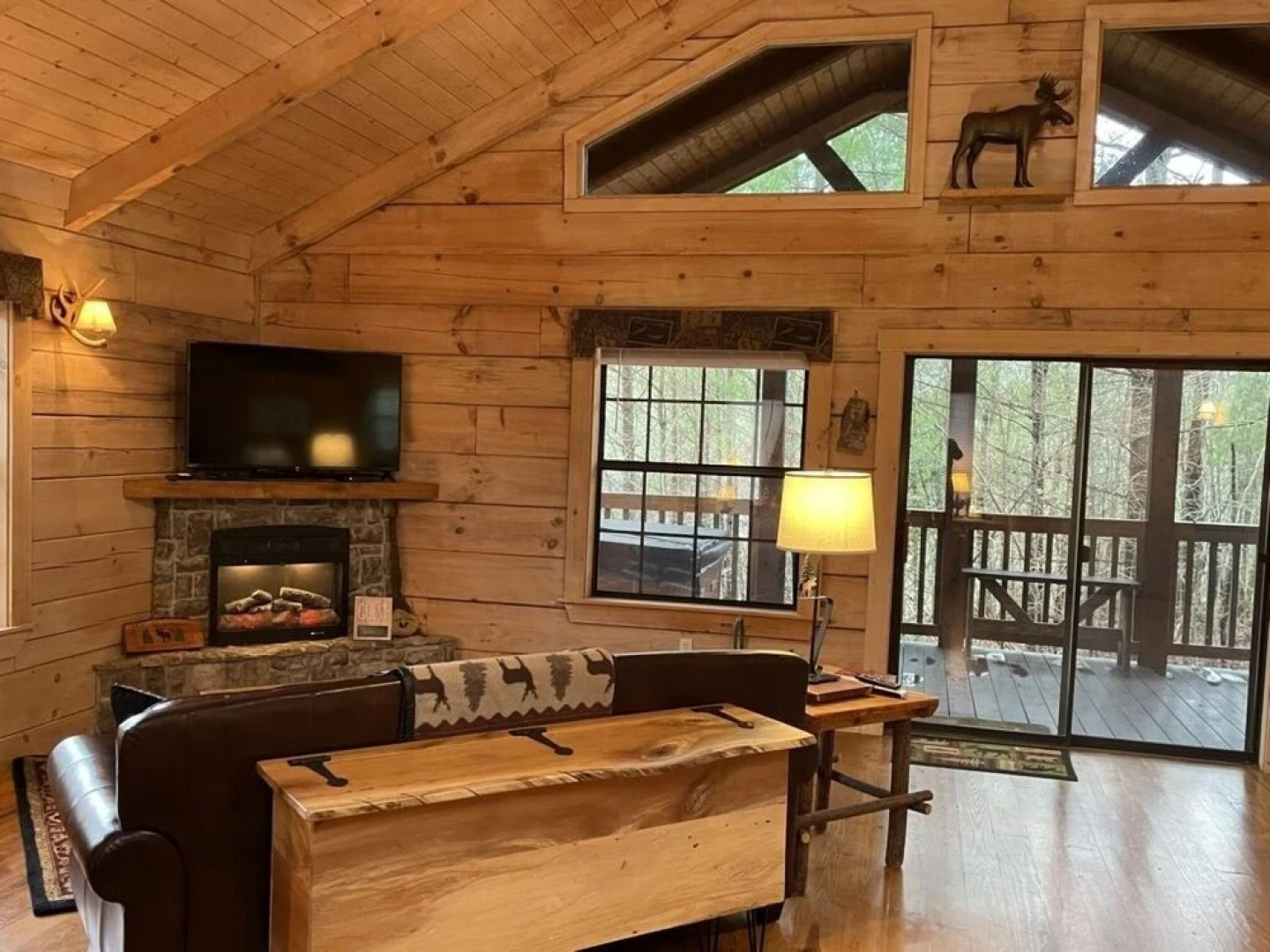 Private and Perfect! - hot tub, king bed, fireplace - dog and motorcycle friendly Studio Cabin by RedAwning
