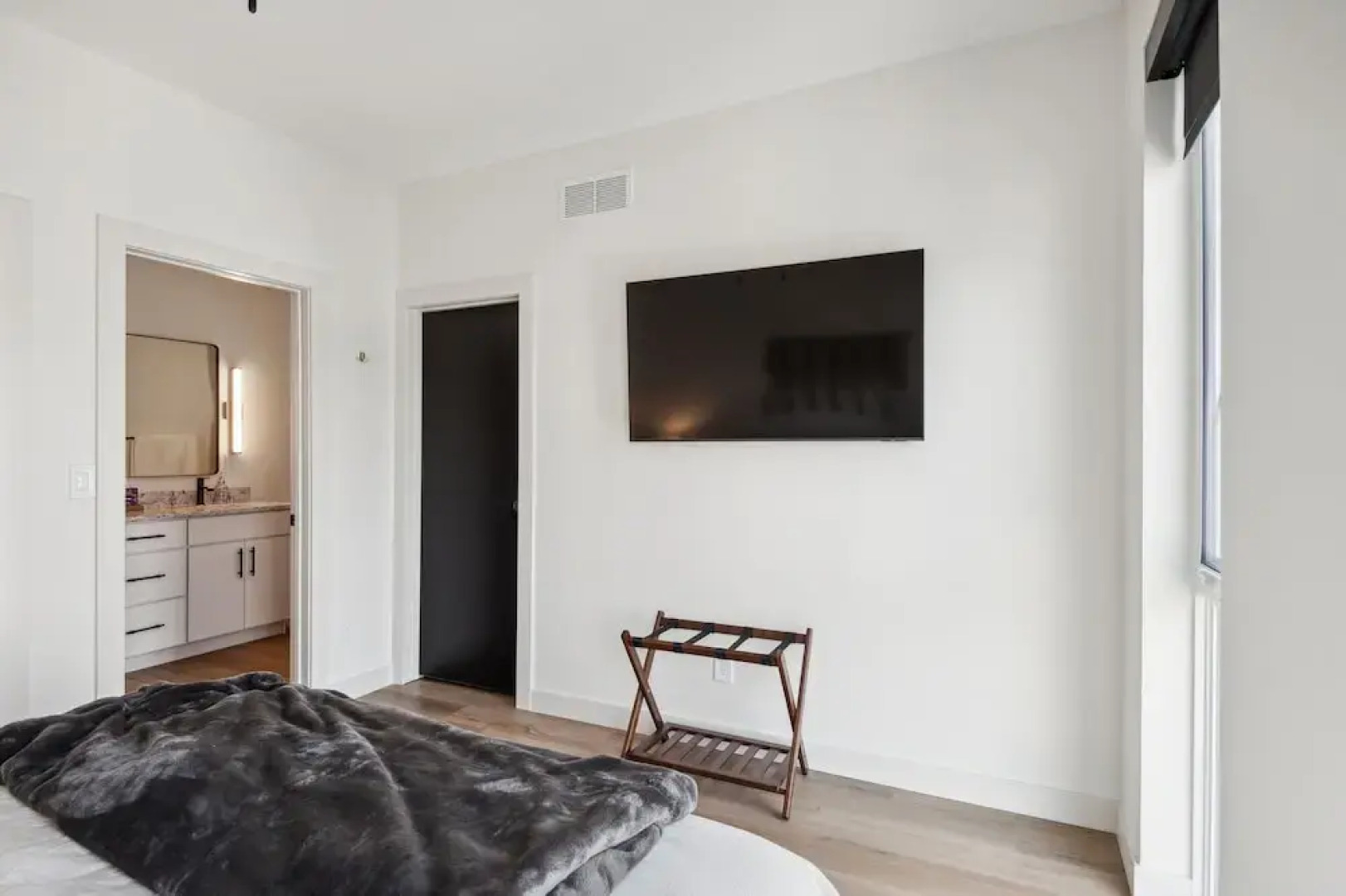 New Modern Townhome With Rooftop Patio 2 Bedroom Townhouse by RedAwning