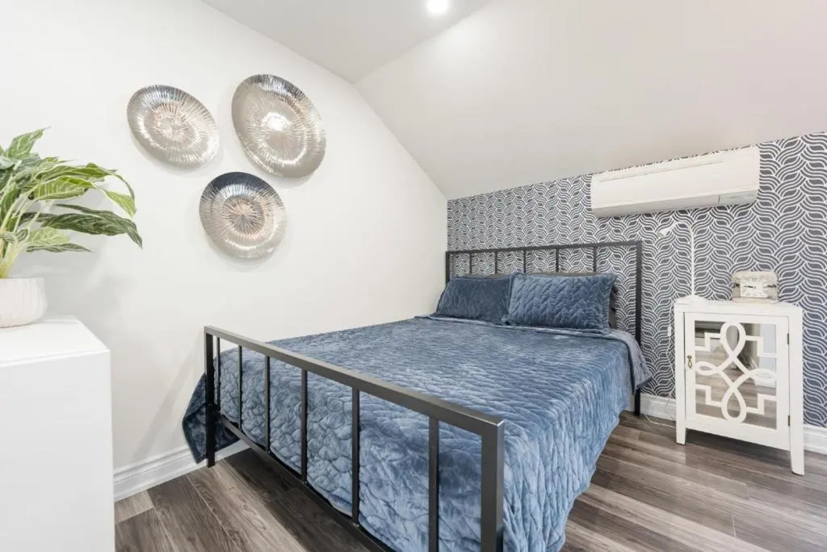 Lake Erie luxurious 2 BDR Condo with Beach access