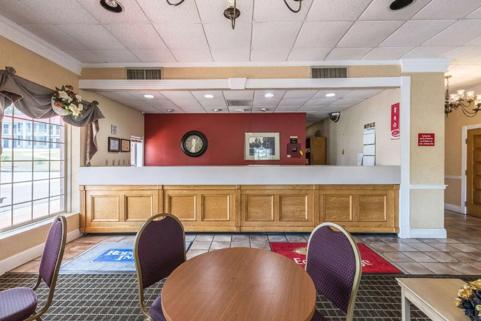 Econo Lodge Inn & Suites