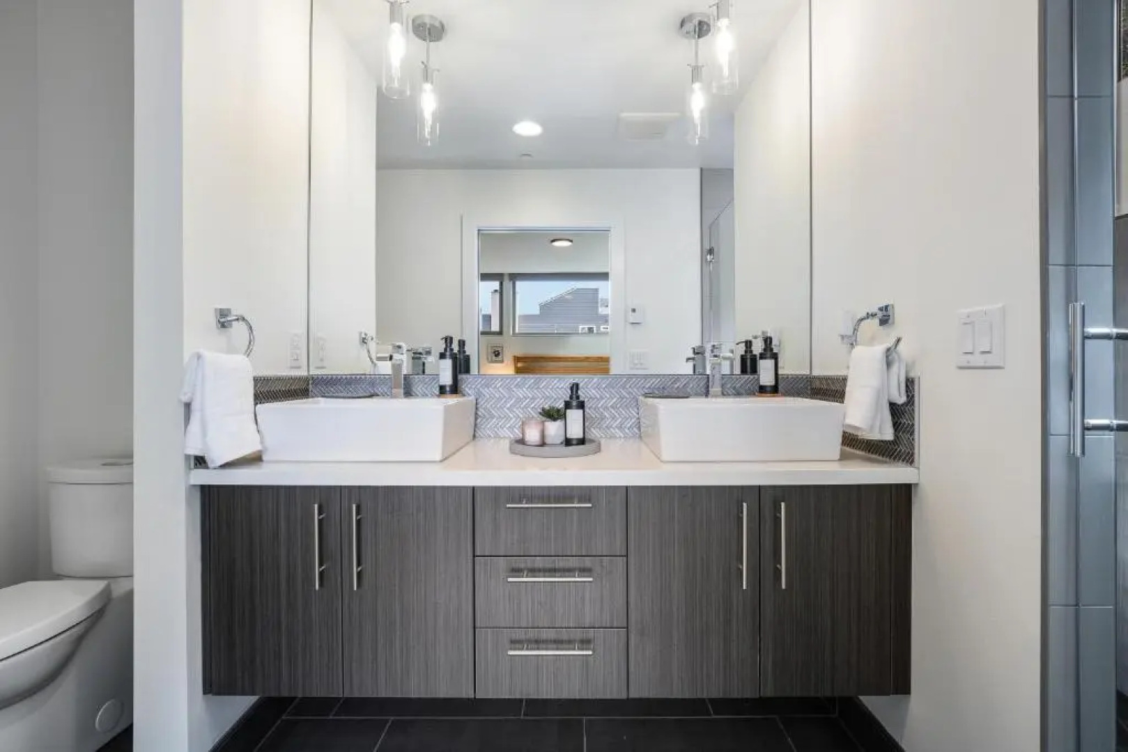 Alki Beach Escape Romantic Waterfront Getaway for 2