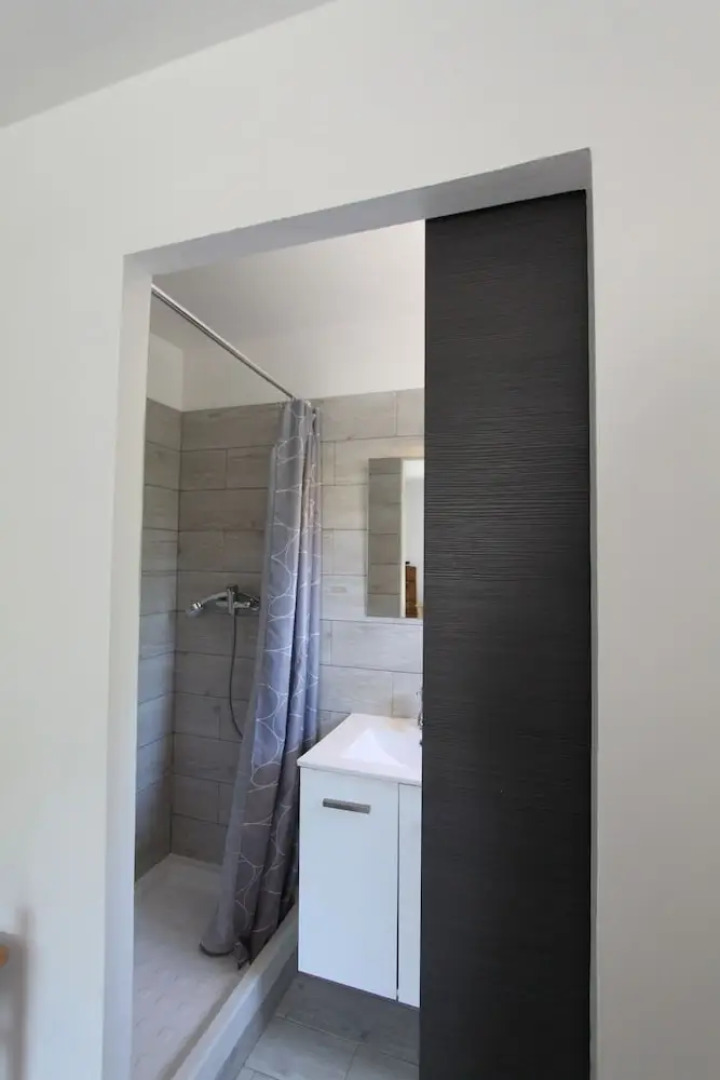 Quiet studio with air conditionning