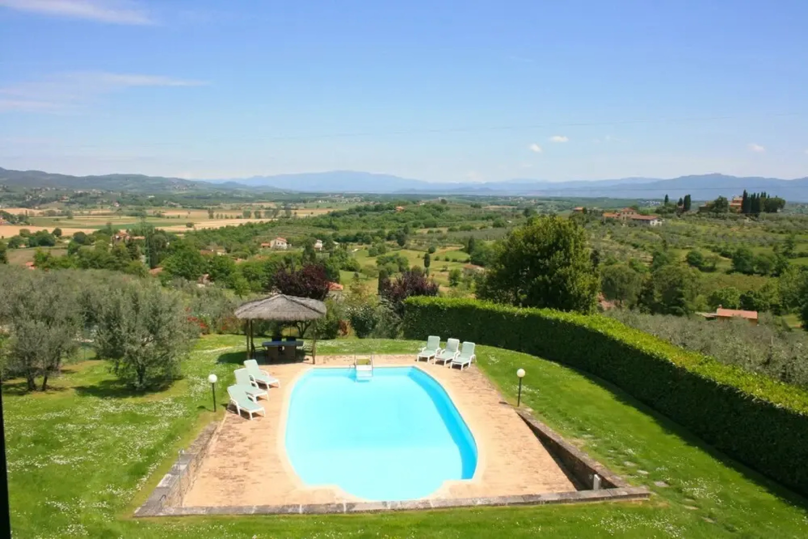 Wonderful private villa with WIFI, private pool, TV, pets allowed and parking, close to Arezzo