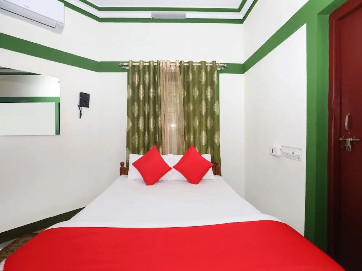 OYO 7030 Four Seasons