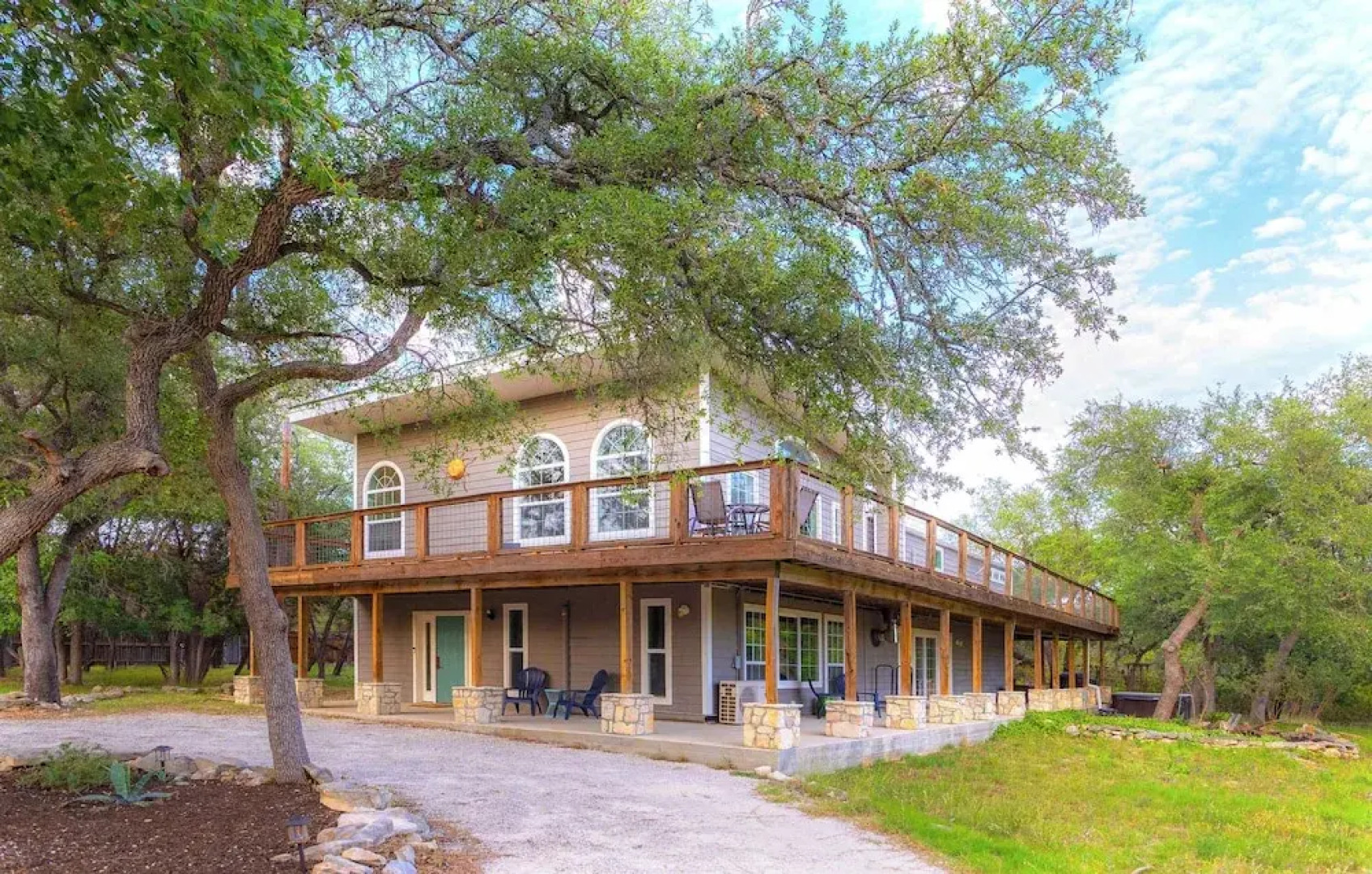 Willie's Hill Country Hideaway - Stay for 8 With Hot Tub & Fire Pit