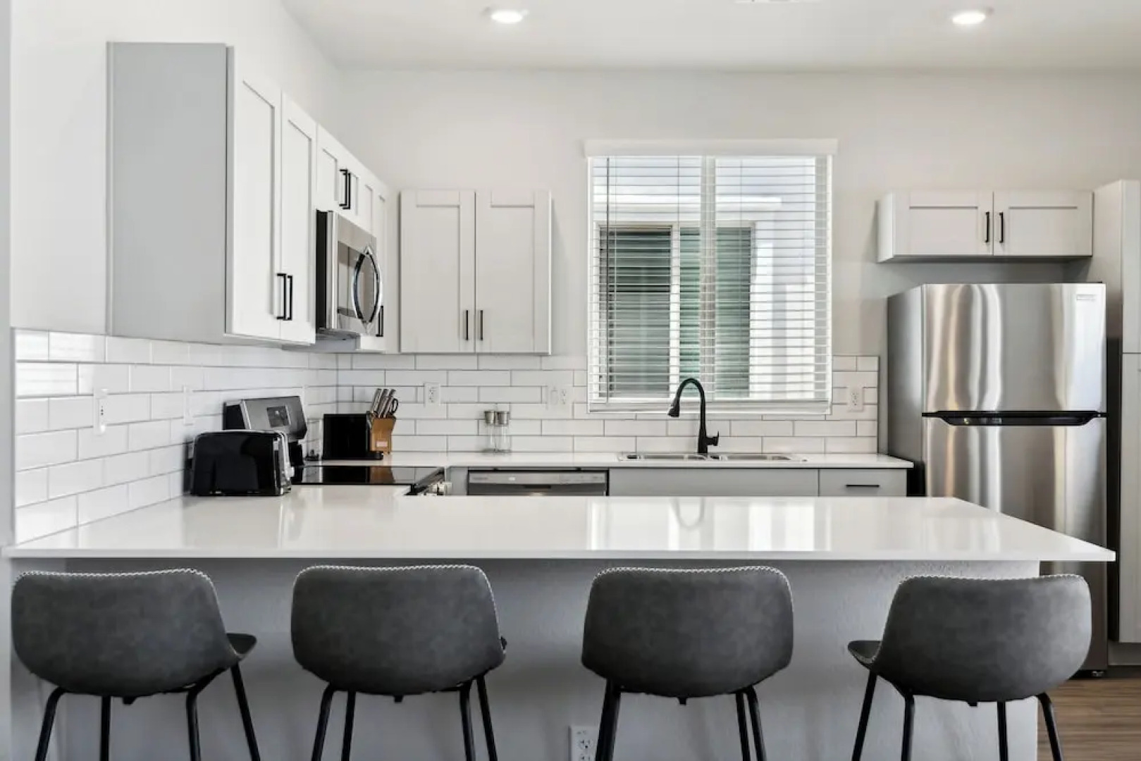 Sparkling Modern Home with Pool BBQ