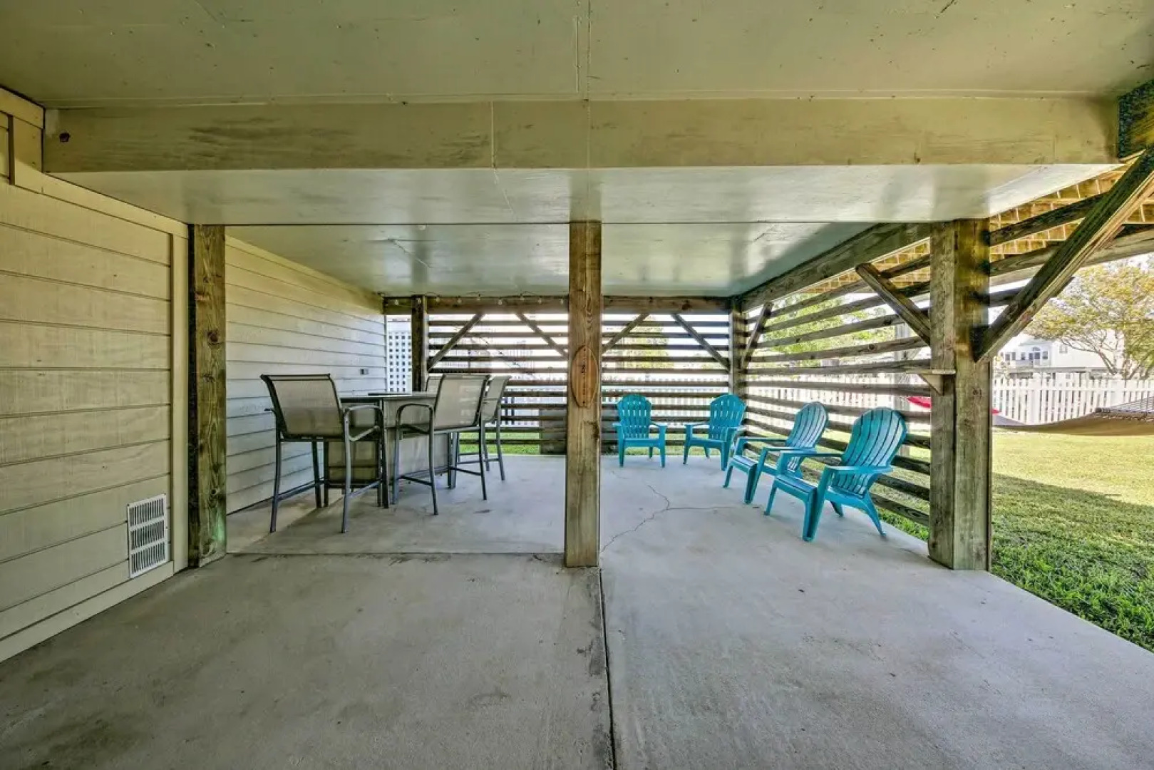 Boat Dock & Kayak: OBX Getaway on the Harbour