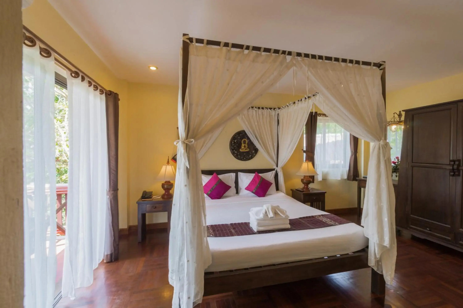 Coral Hotel Bangsaphan