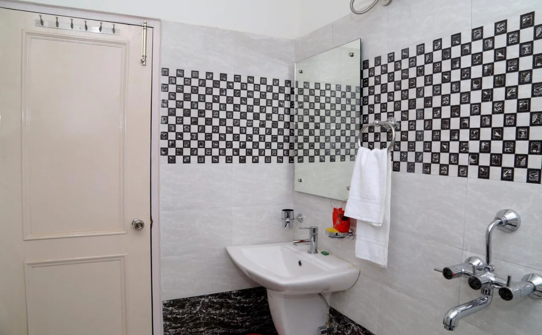 OYO 3858 GTB Starlite kurali