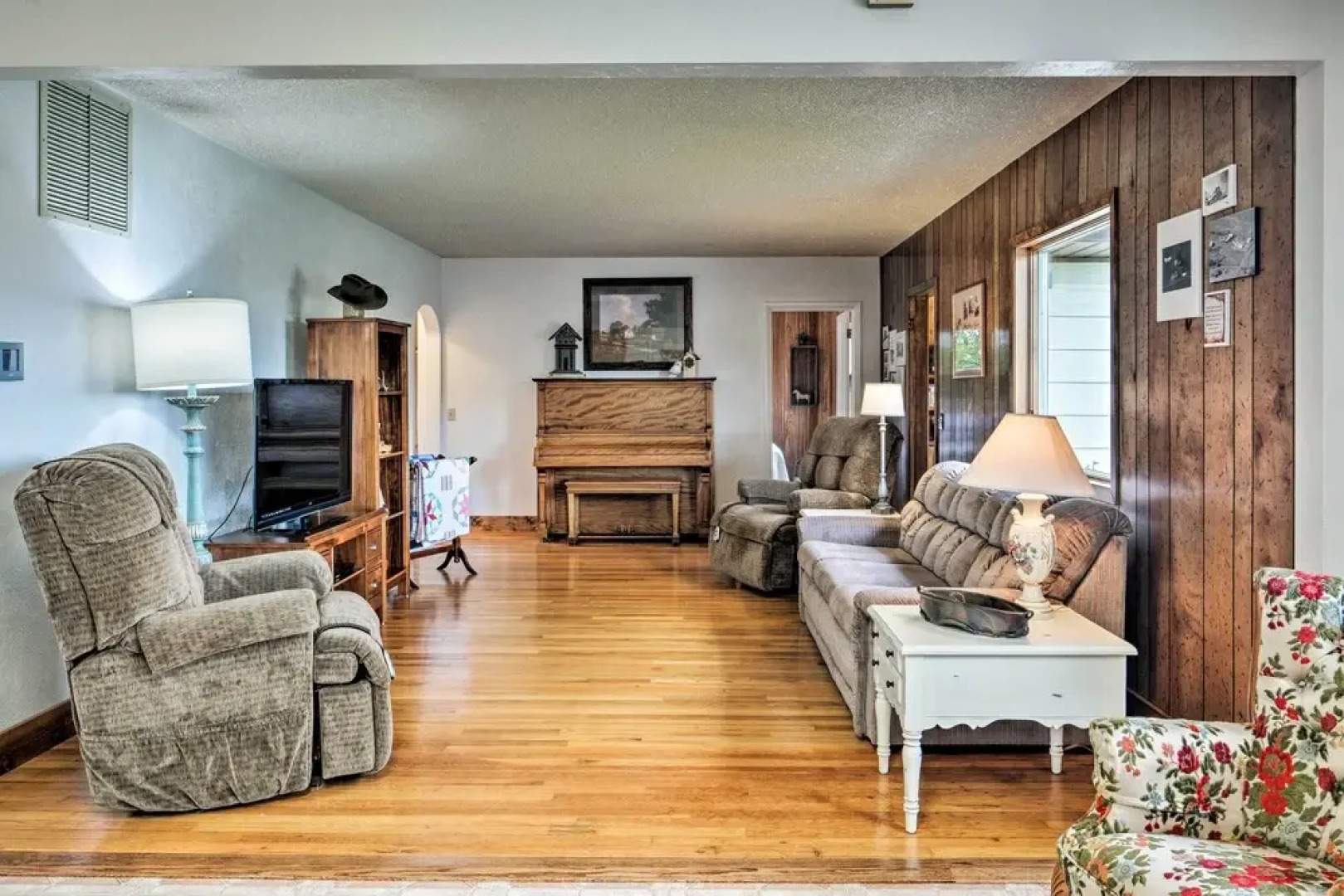 Farmhouse in Country Setting Near Gravity Hill