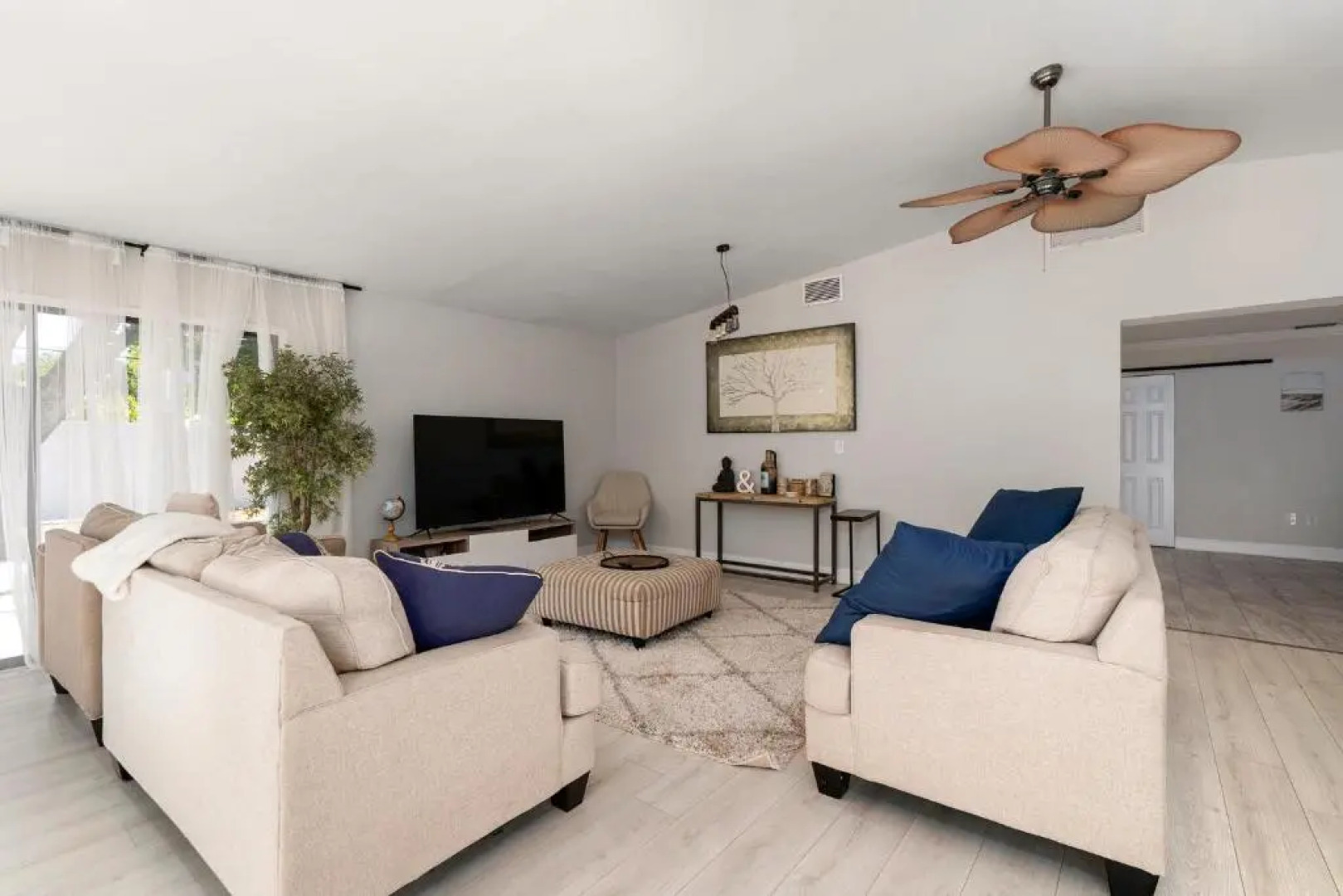 Beautiful home- Private getaway-Heated Pool/Hottub