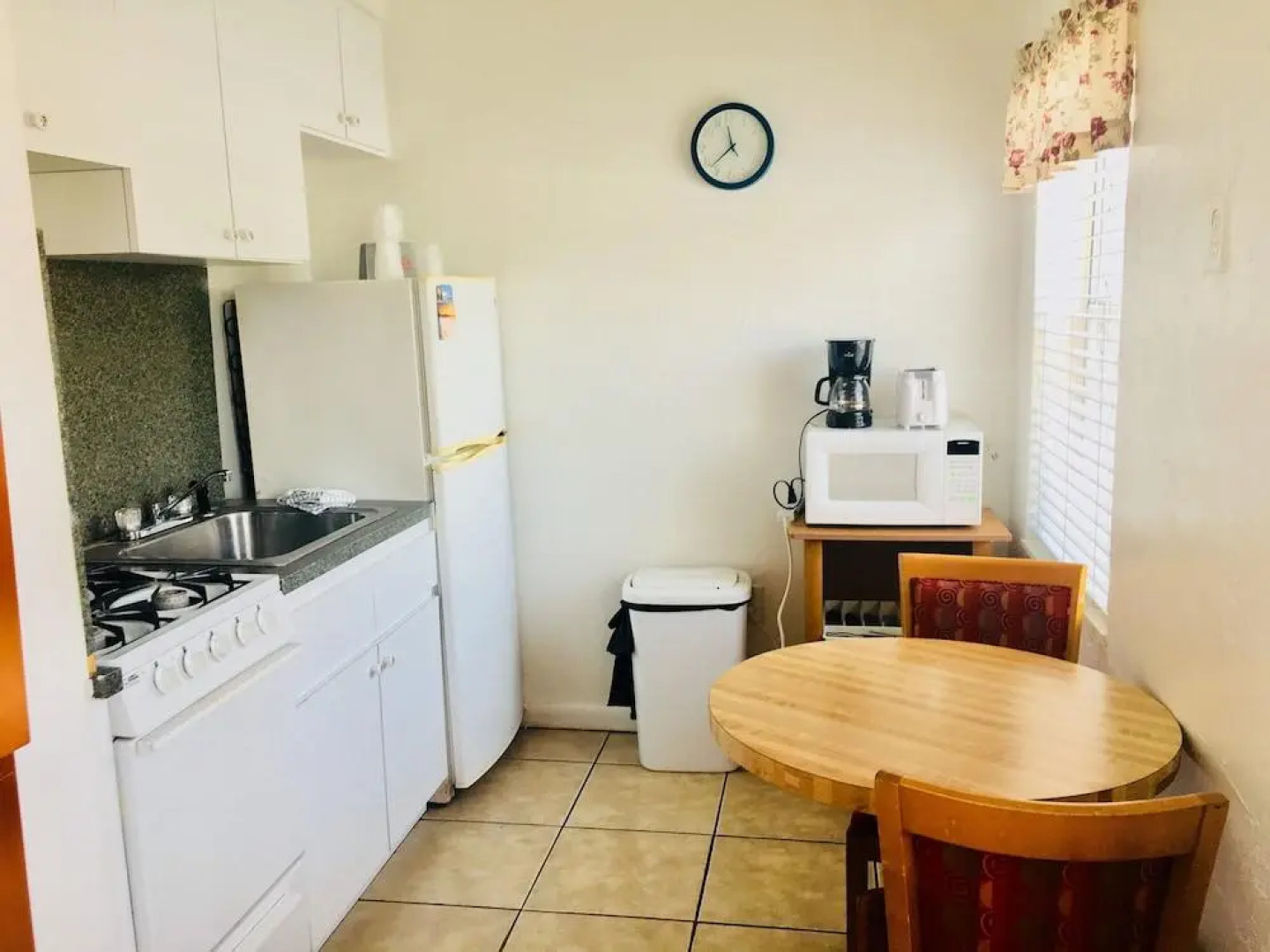 Richards Motel Courtyard