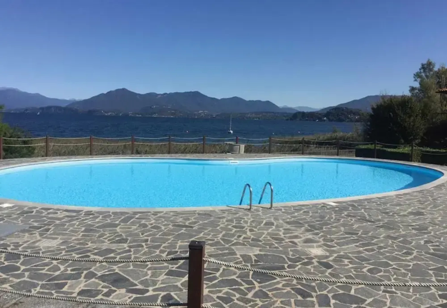 Lake View Pool Apartment in Ranco
