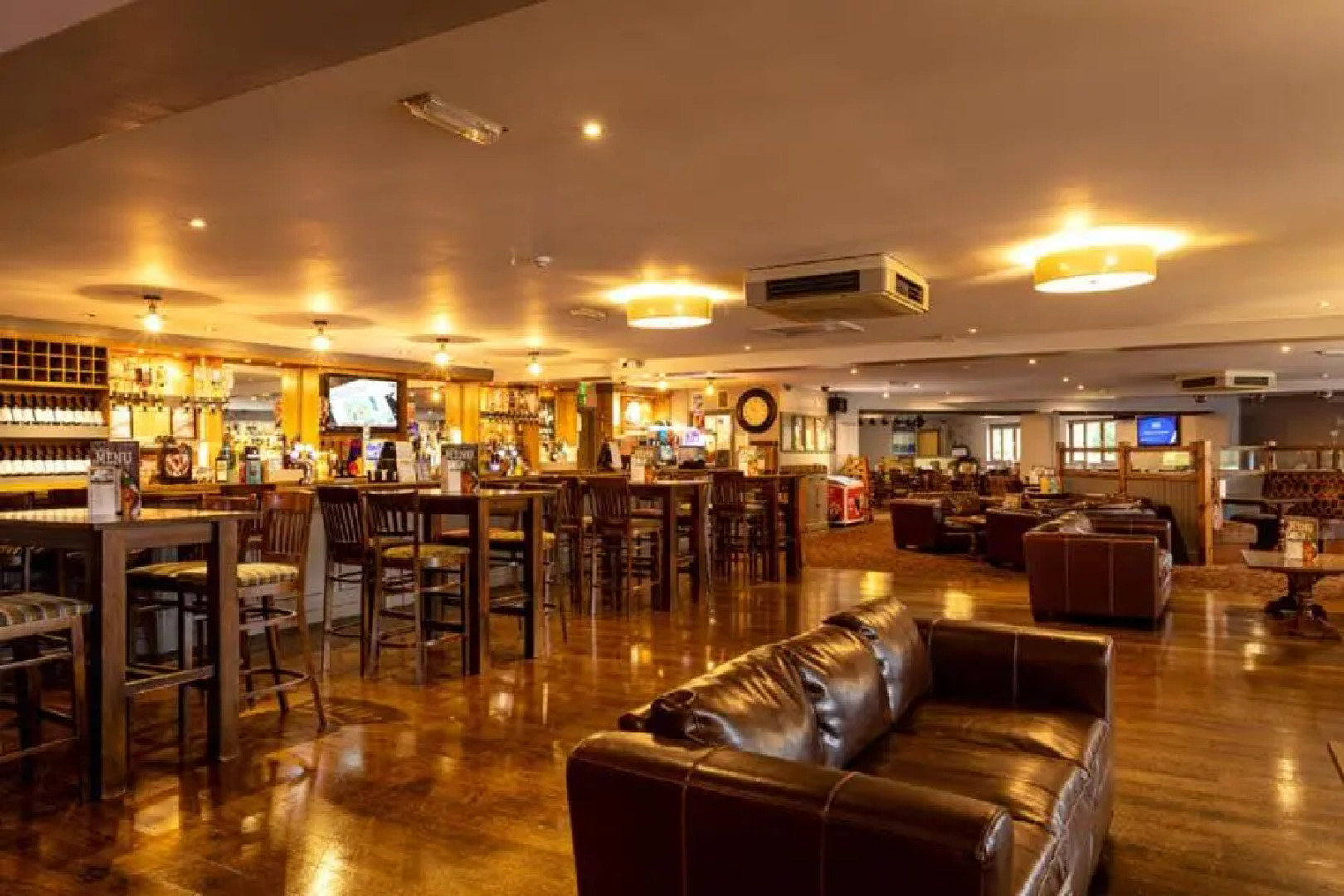 3-bed cosy home with fireplace, sleeps 4, 50 deposit required, self-catering