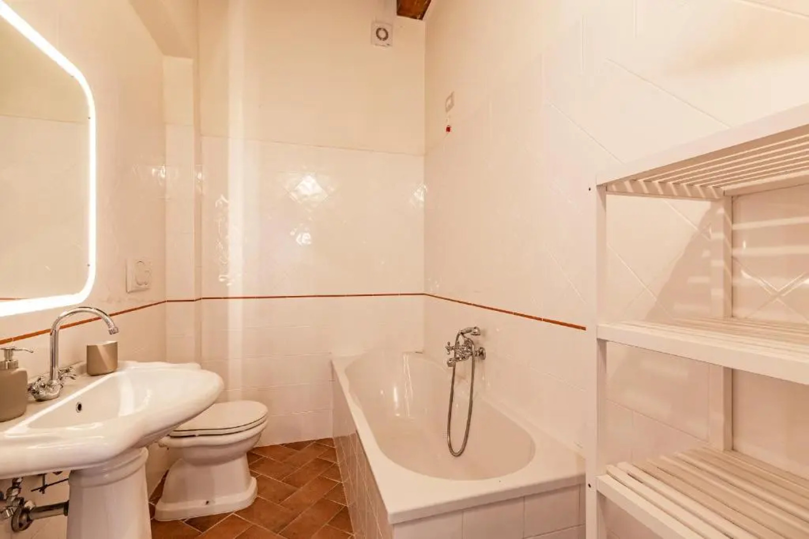 Bright Apt With Terrace and Shared Pool