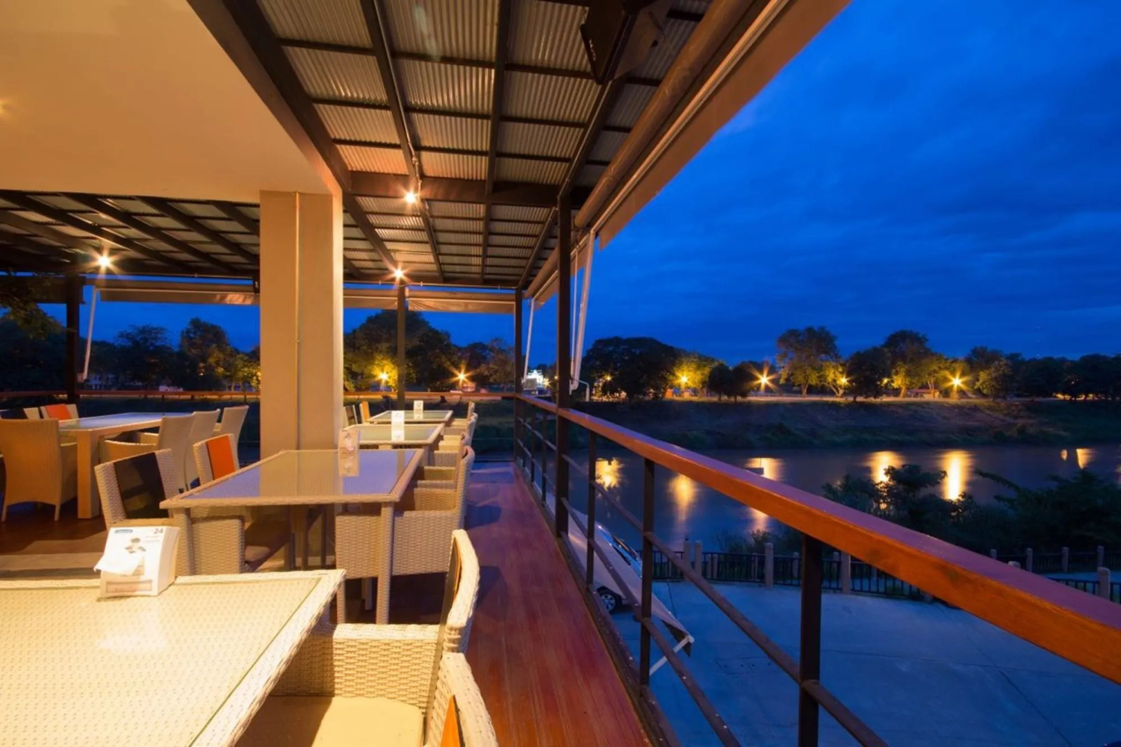 Dragon River Avenue Hotel