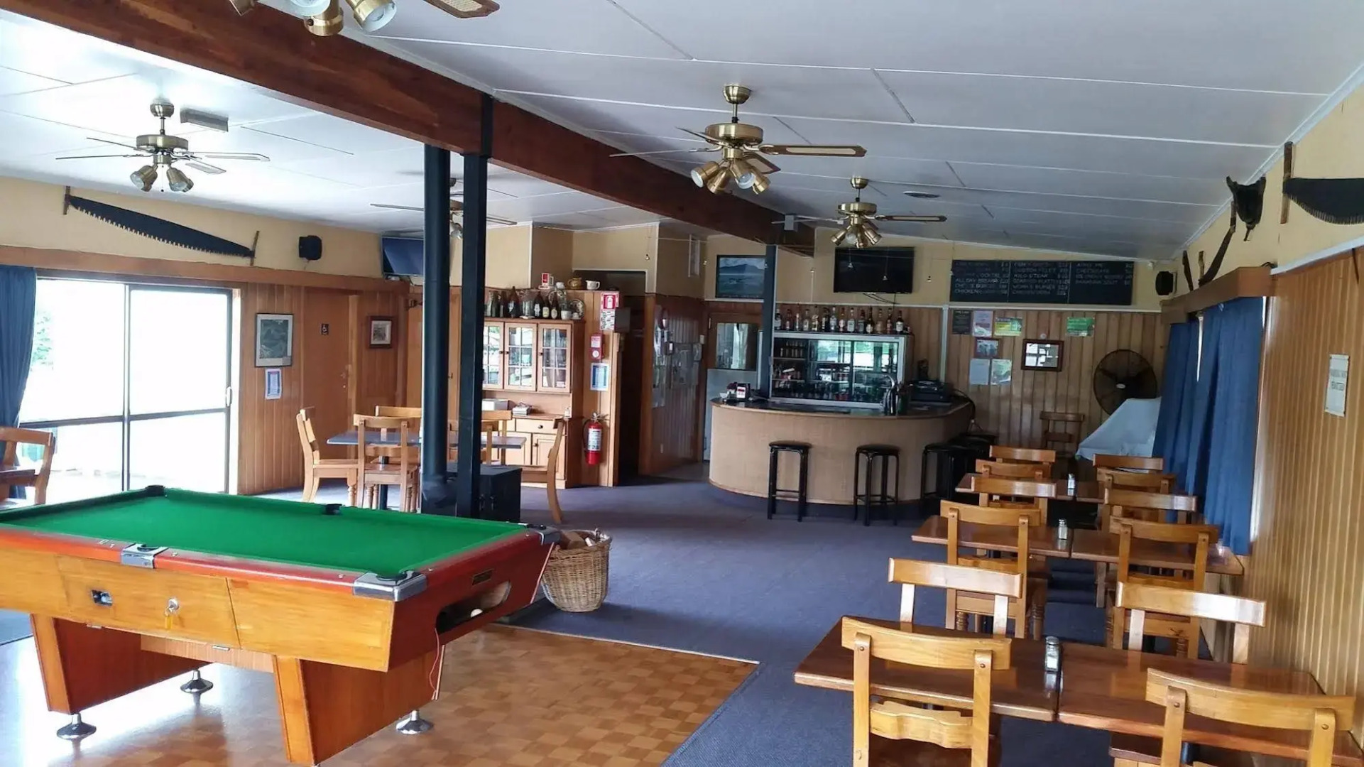 Mahoe Motel Bar n Grill