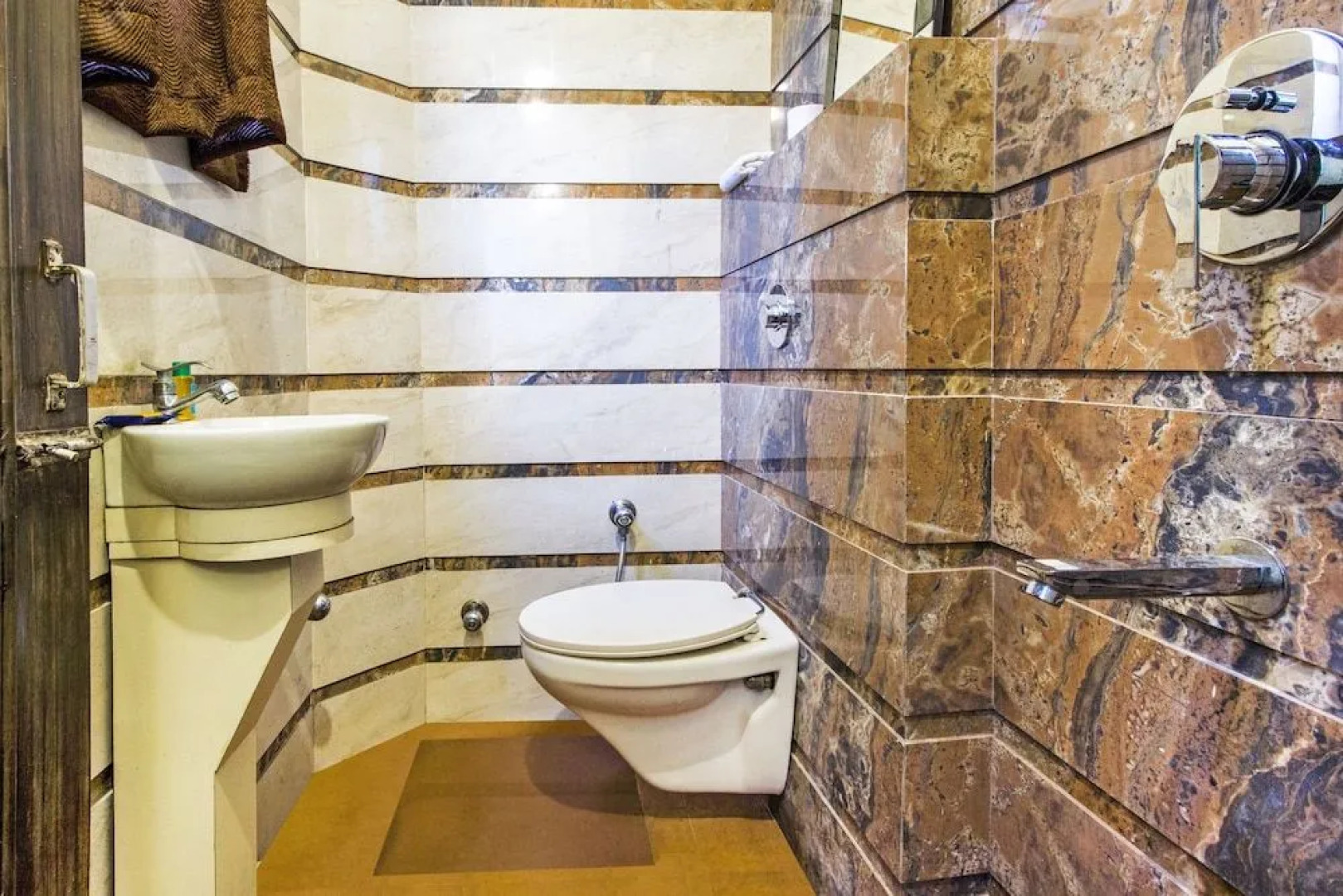 FabExpress Royal Residency Suites