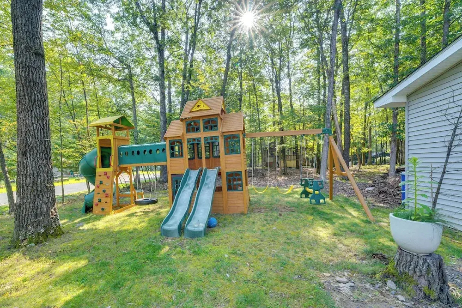 Private Yard, Playset: Family Home in Penn Estates