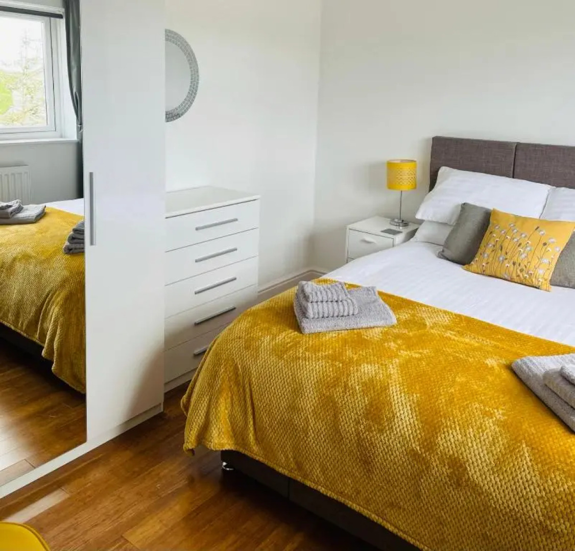 Sunny Corner, Padstow. Spacious 3 bedrooms, 2.5 bathrooms, parking, garden.