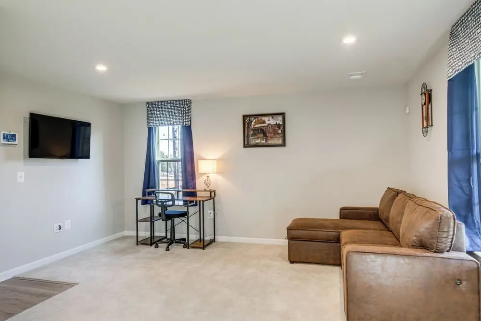 30 Mi to Downtown DC: Charming Dale City Townhome!