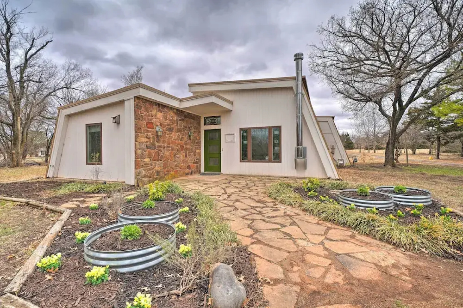 Bohemian Home w/ Screened Porch, 3 Mi to Lake!