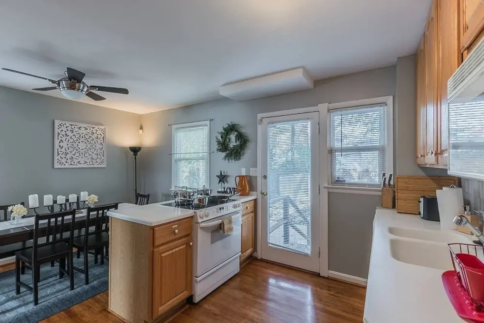 Gorgeous House with Pool Table 1 block to metro