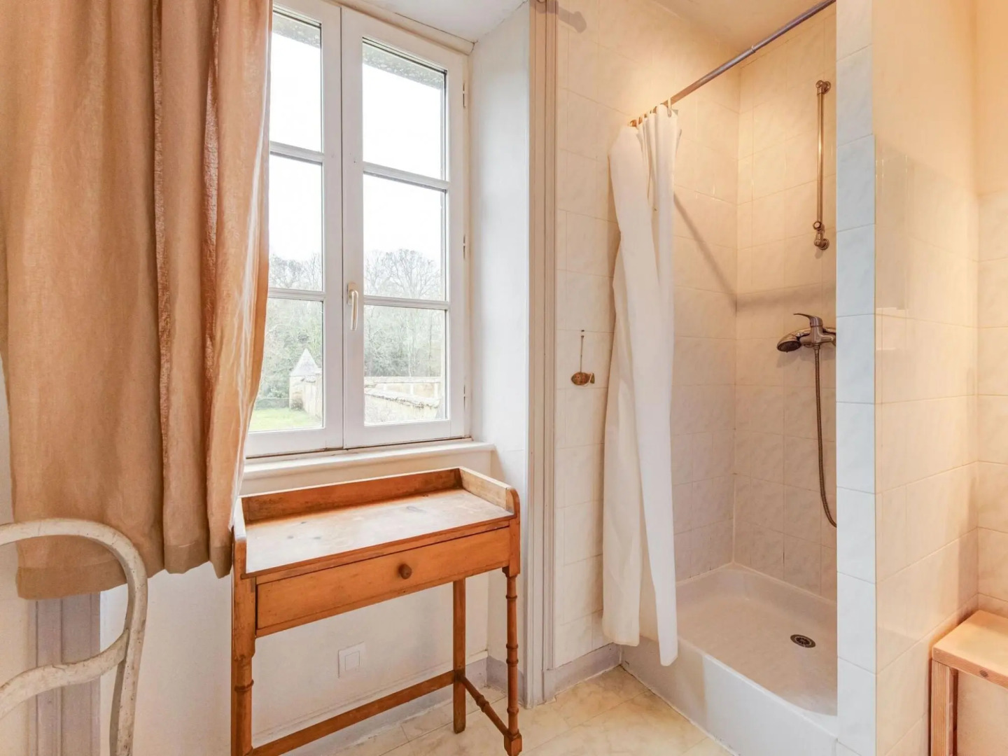 Pretty Holiday Home in Golleville with Private Garden