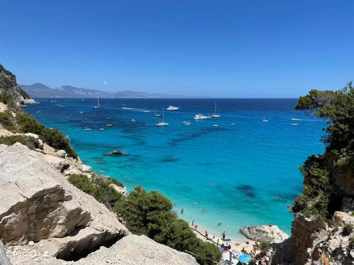 Stylish Home With Views, 4 min Walk to the Beach!!