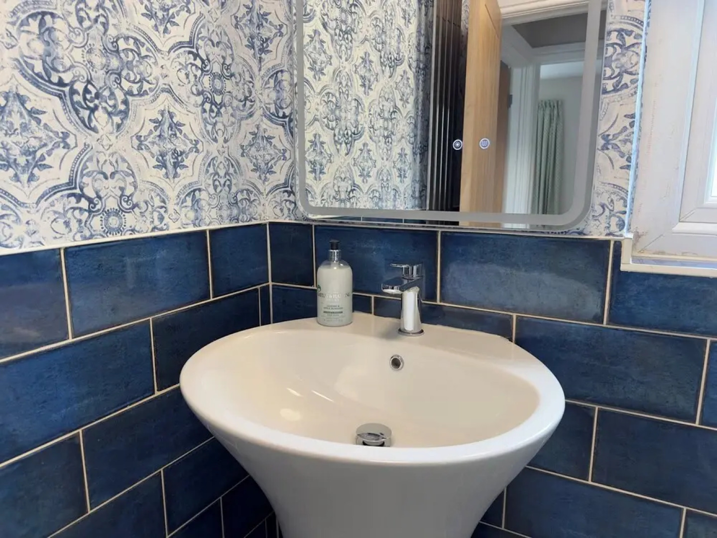 House Sleeps 10-garden-parking-nearbarryisland