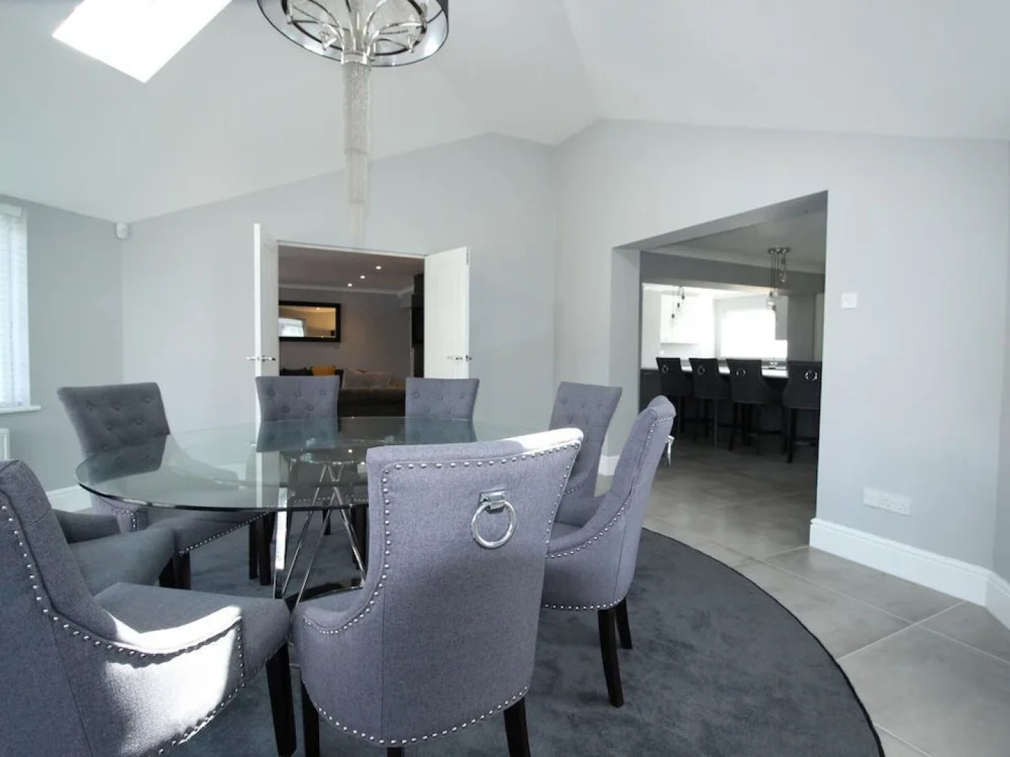 Beautiful Family Home With 42ft Pool & Cinema Room