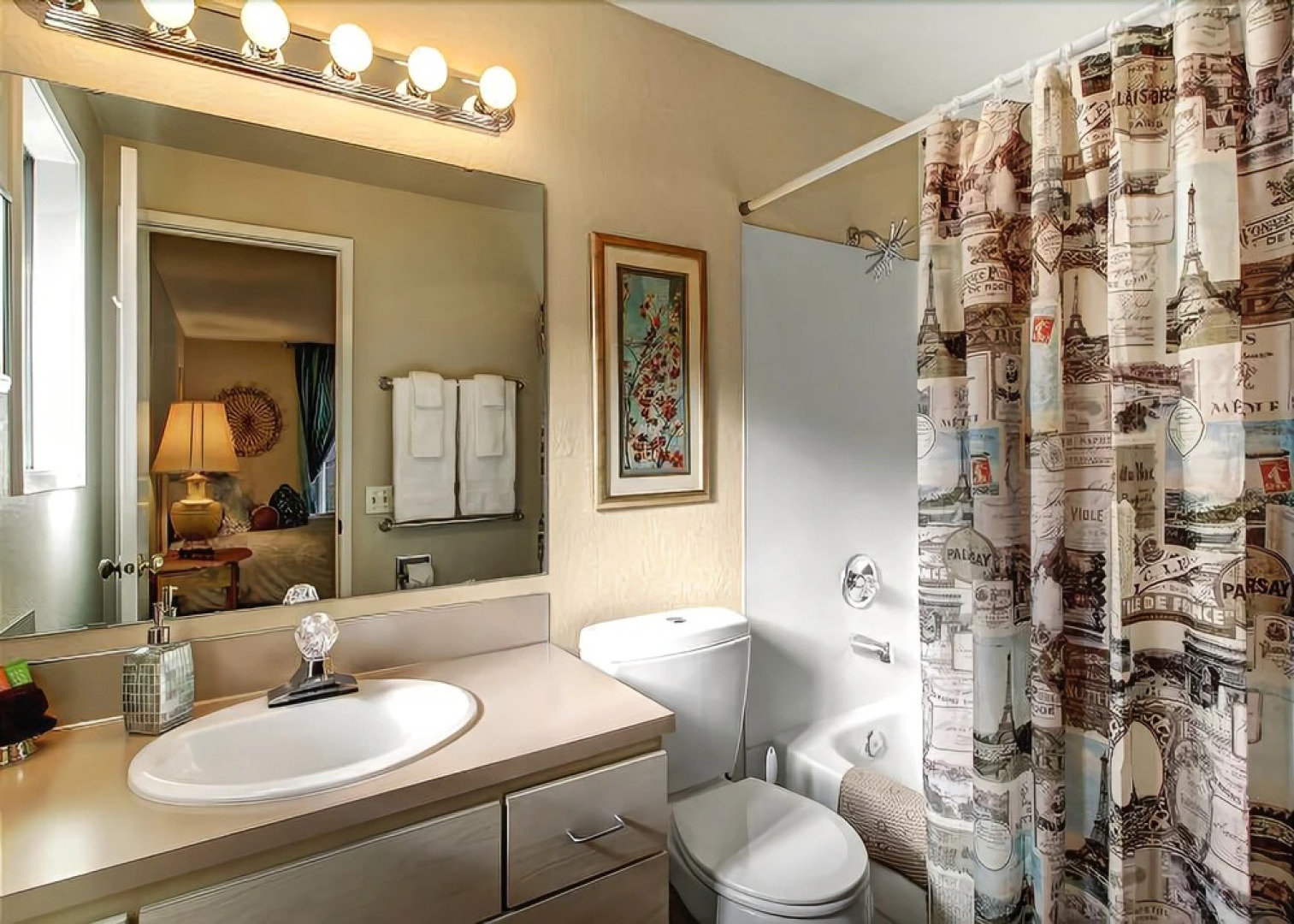 Phinney Suites Retreat - Two Bedroom Townhome with Fireplace