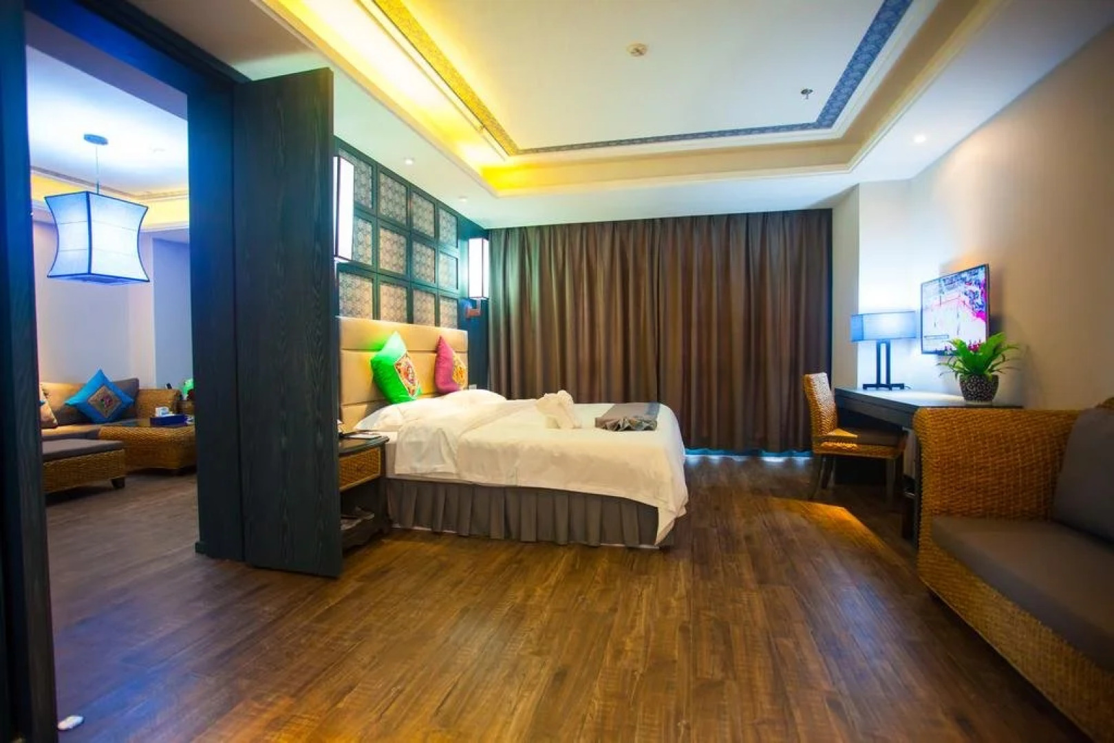 Luoping Rongting Holiday Hotel