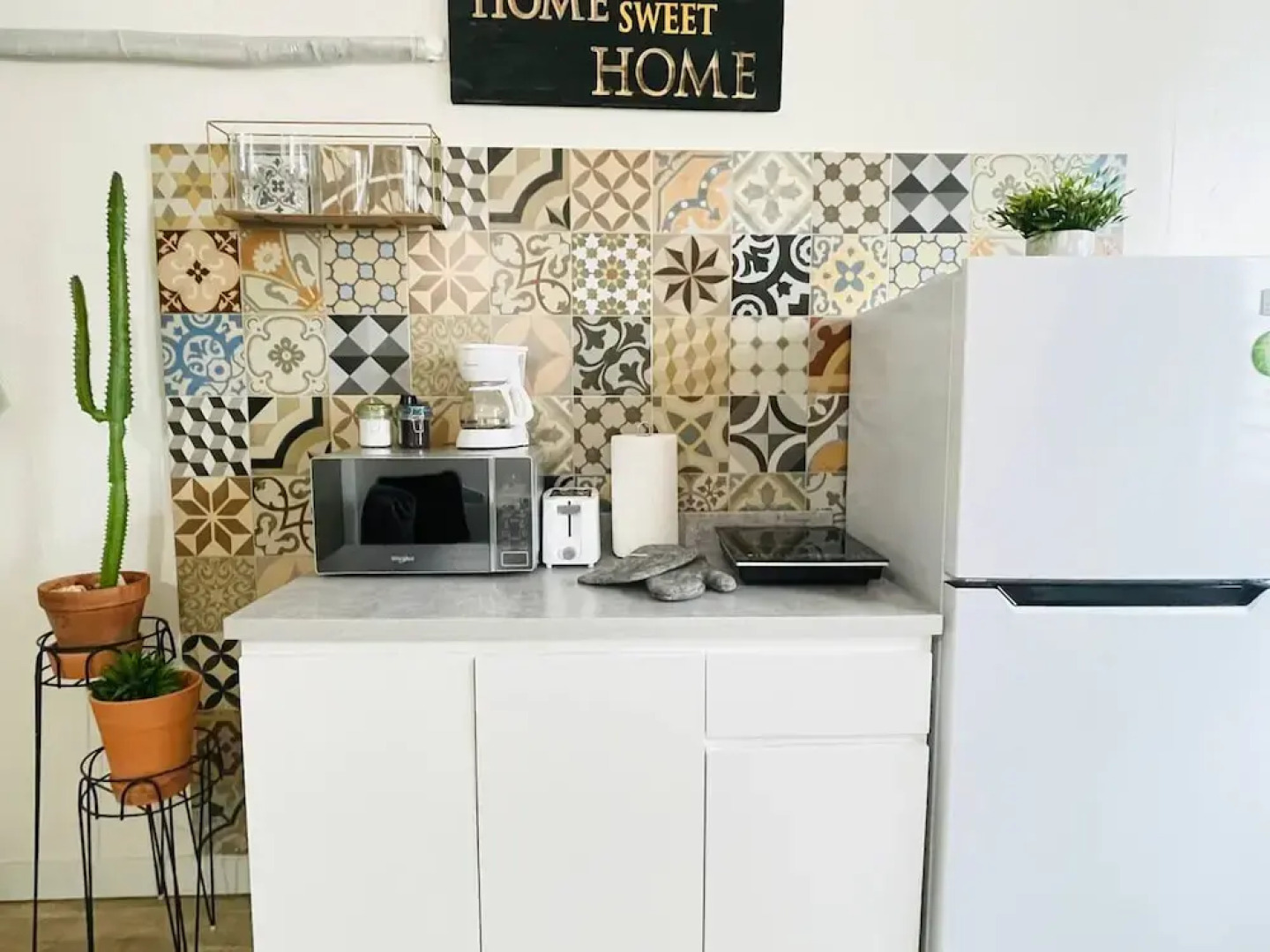 Eco-friendly Cozy Studio Solar-powered Retreat