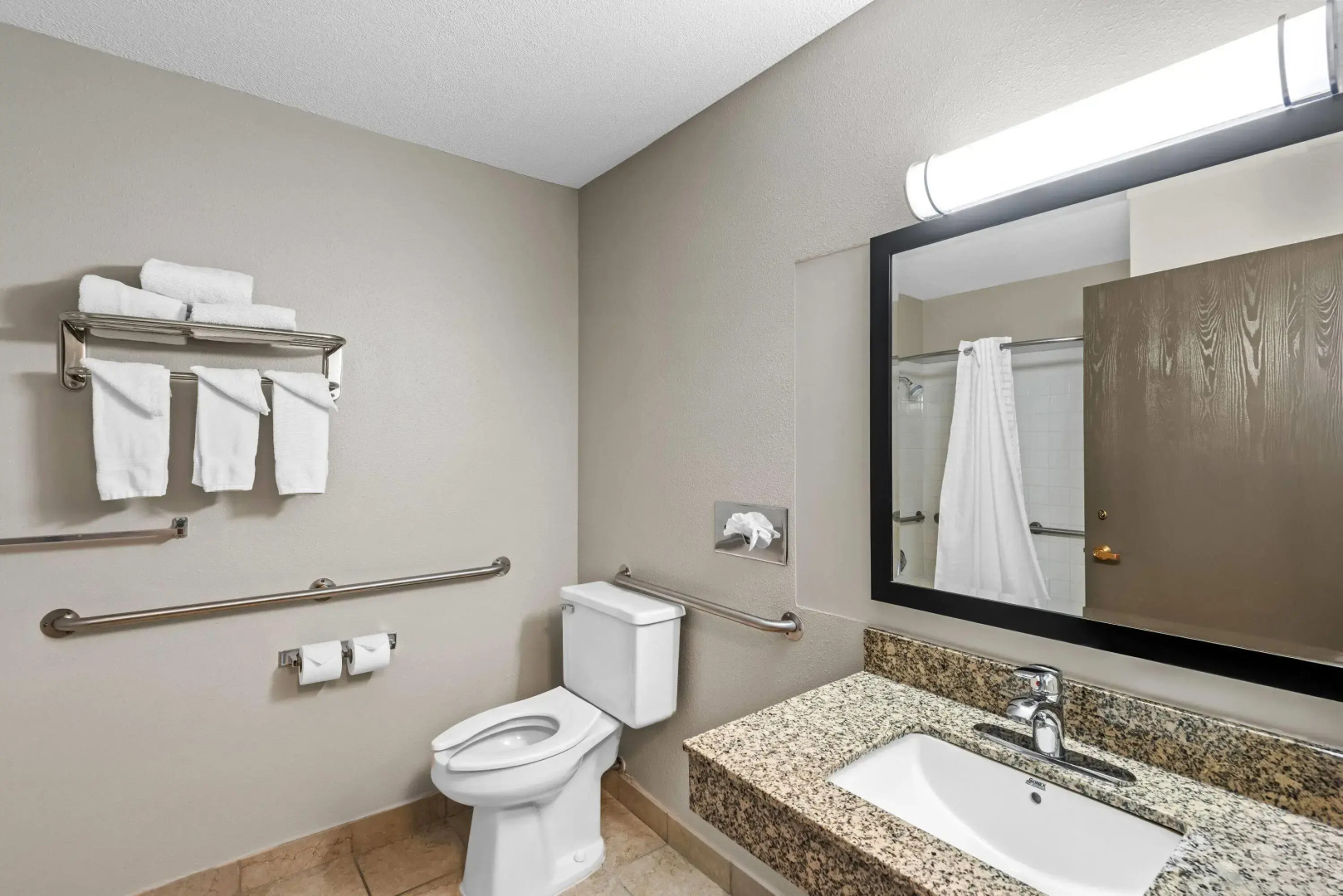 Days Inn & Suites by Wyndham Des Moines Airport