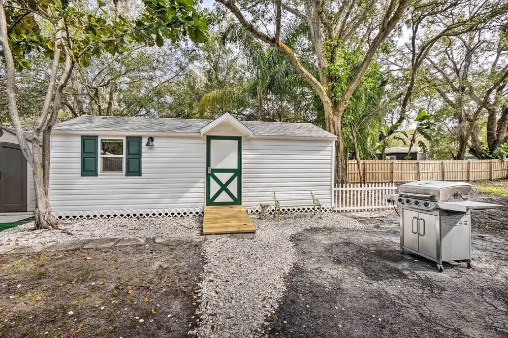 Tropical Palm Harbor Studio: Walk to Gulf!