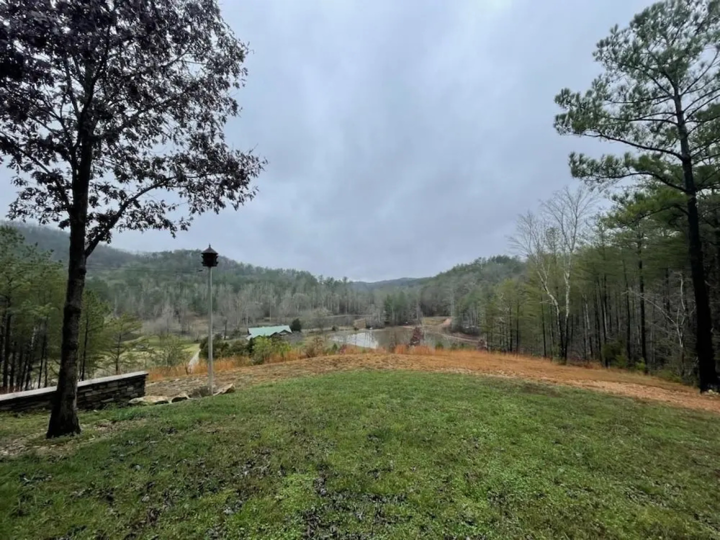 Nature lovers dream! Steps from fishing plus 140 acres of hiking! 4 Bedroom Home by RedAwning