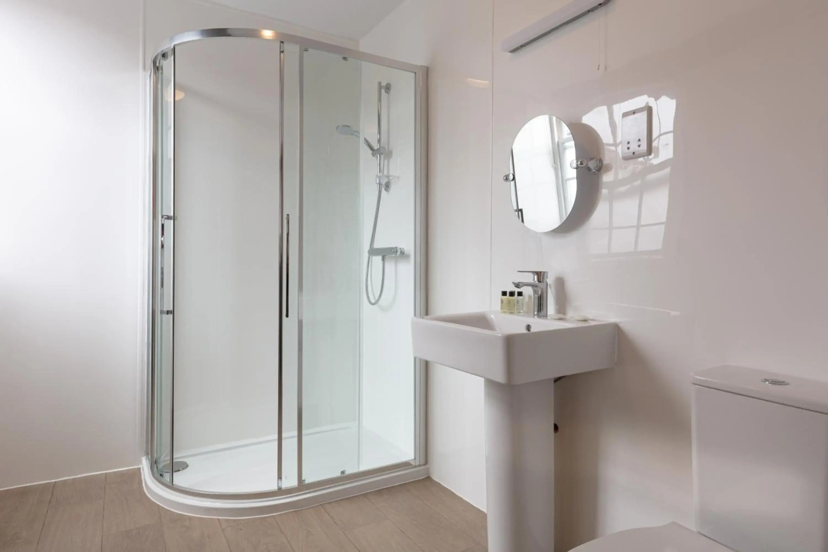 The New Inn by Roomsbooked