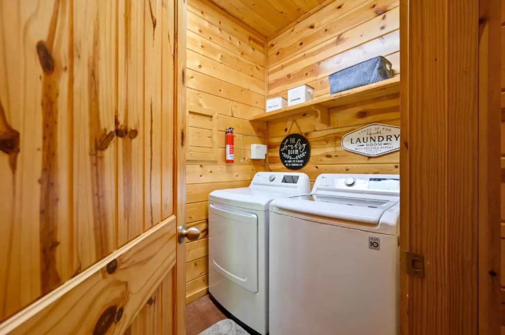Hickory Bear - Secluded Cabin, Sleeps 10, New Hot Tub, Fire Pit, Arcade, Foosball Table & Deck Slide