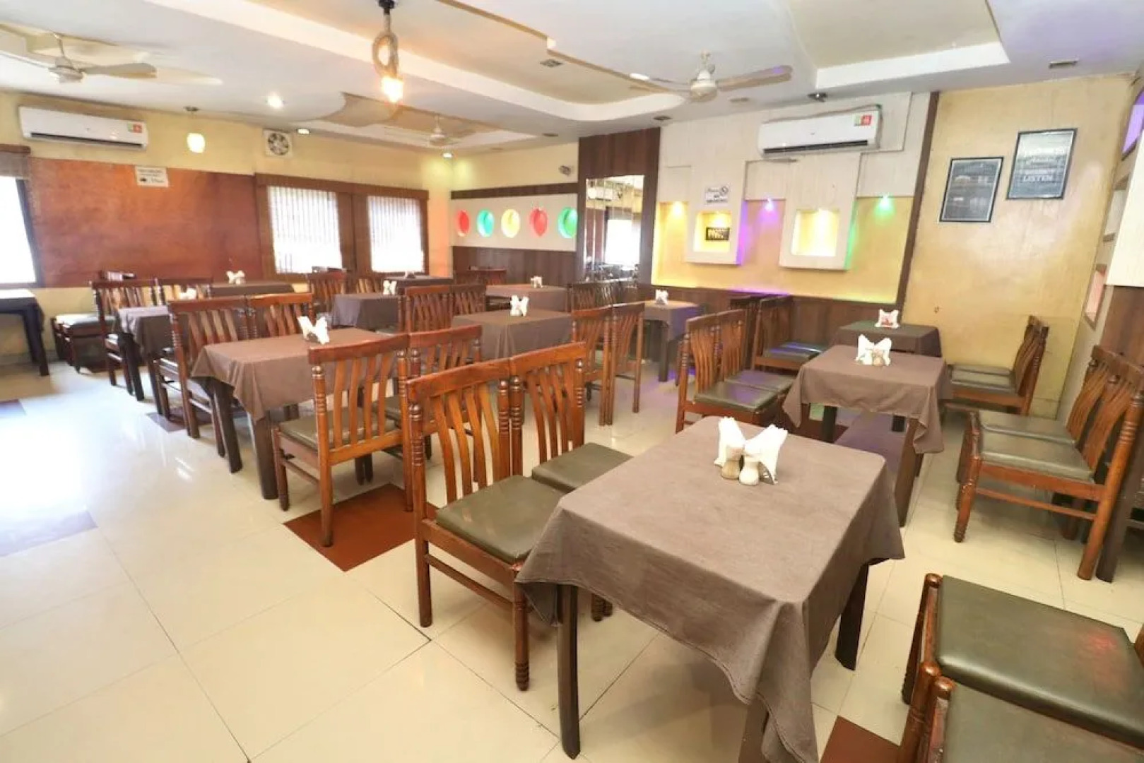 Oyo 30127 Hotel Sabina International