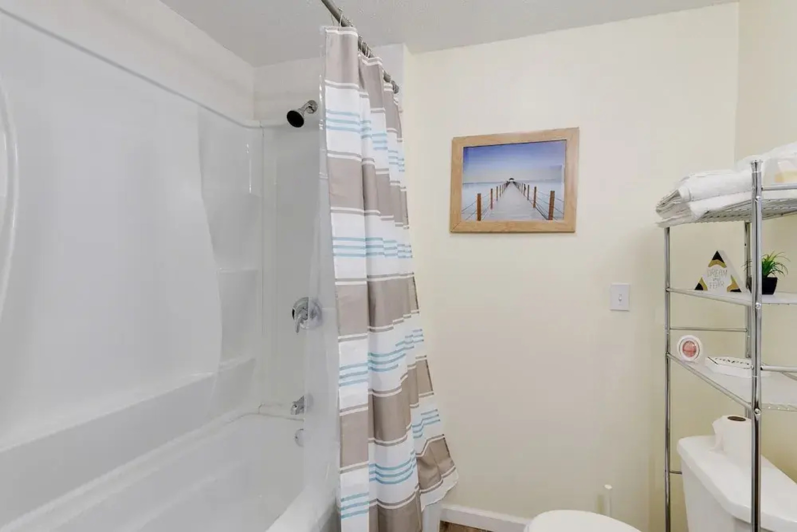 Amazing Centrally Located Apt Combo Near Uc, Hospital And Zoo! 2 Bedroom Apts by Redawning