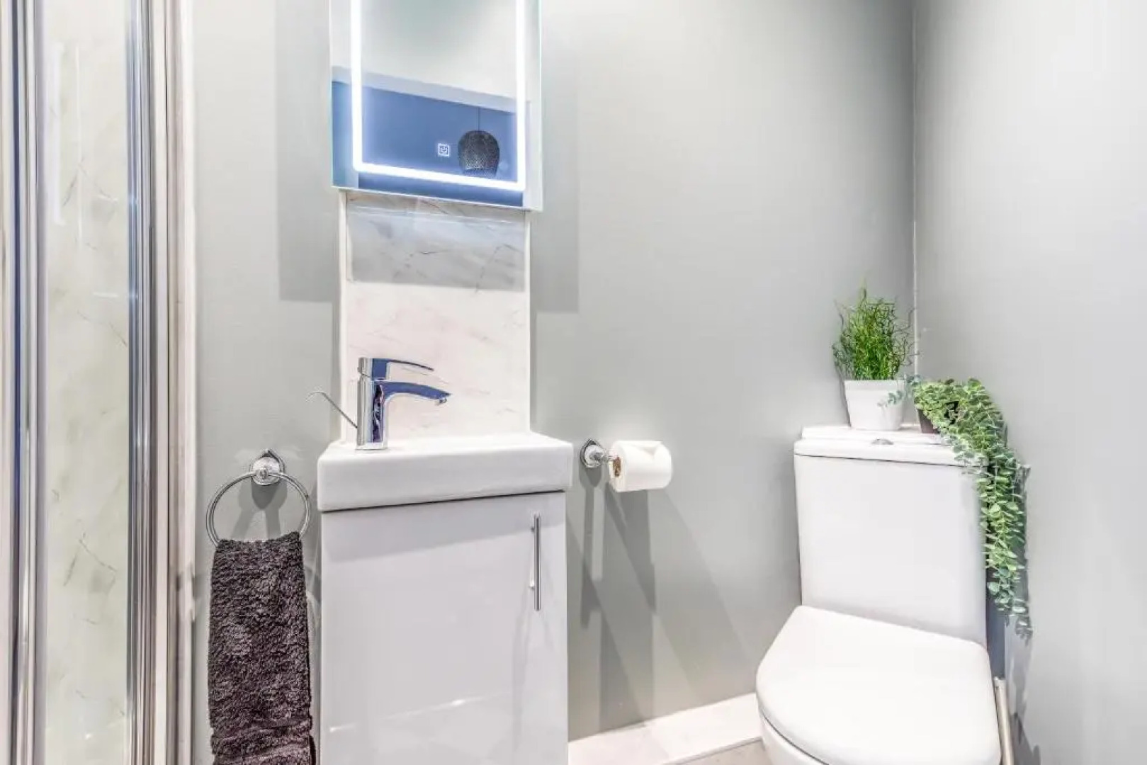 City & Beach at Your Reach - Courtyard & Parking