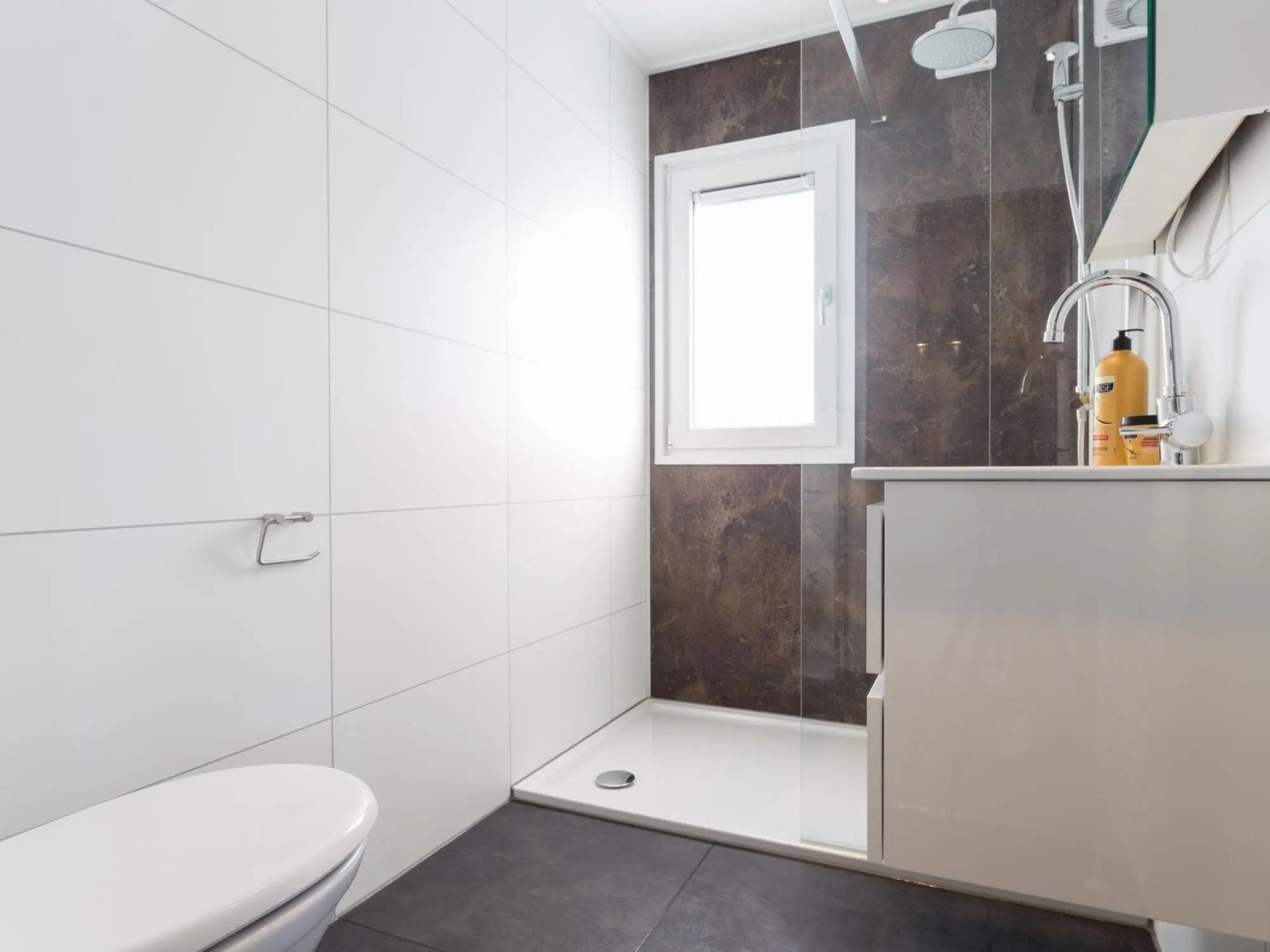 Modern chalet with outdoor sauna/spa, in a holiday park located near the Veluwe