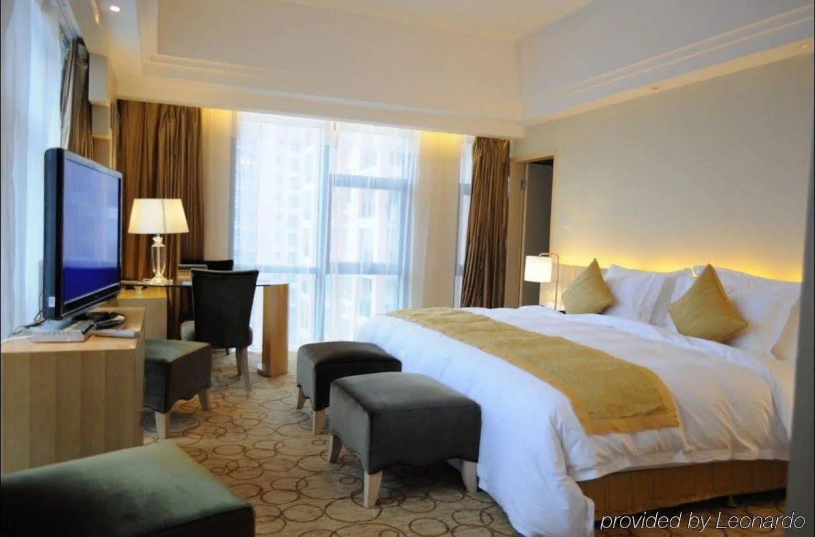 Kolam Gloria Plaza Hotel