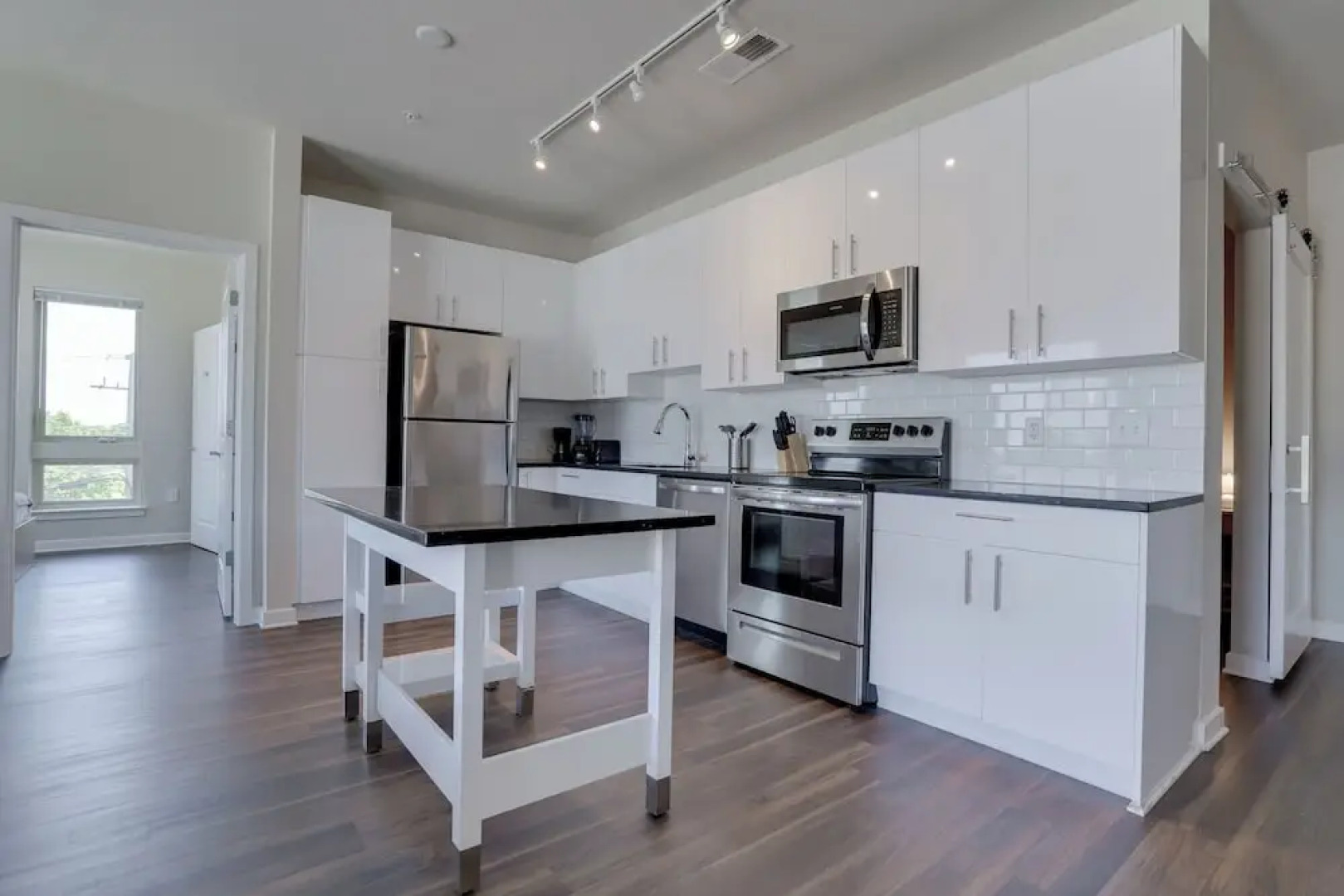 Spacious 2BR Apt with Den W Balcony