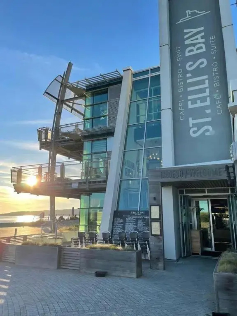 Sea view apartment at the beach!