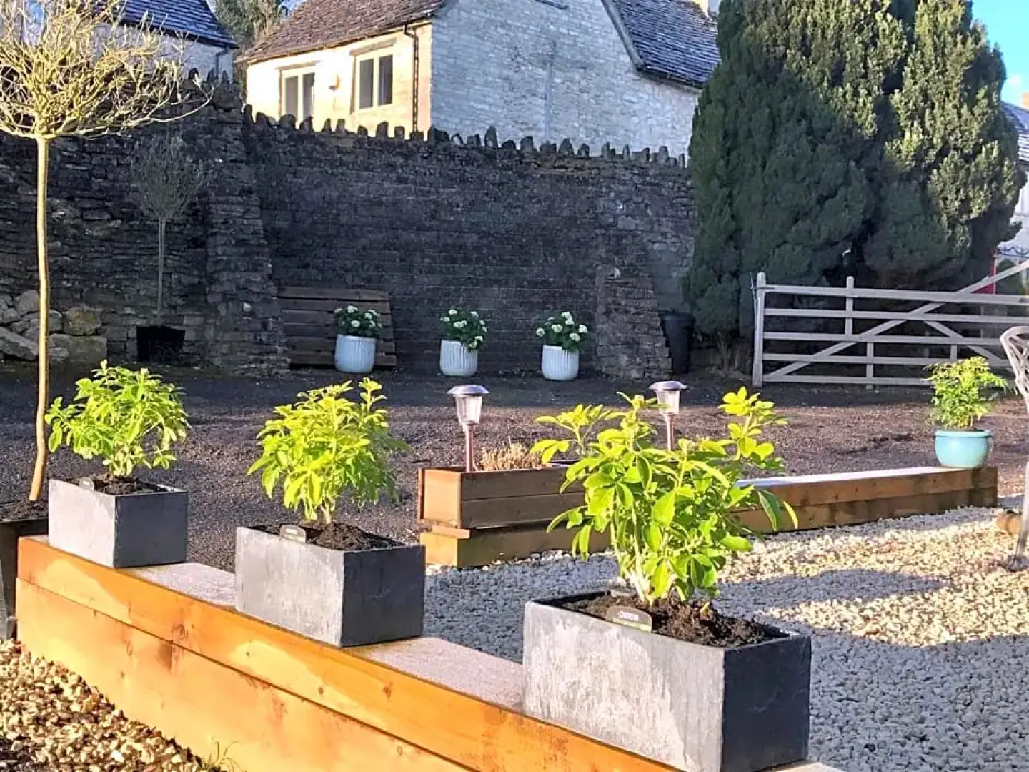 The Queen Matilda Country Inn & Rooms