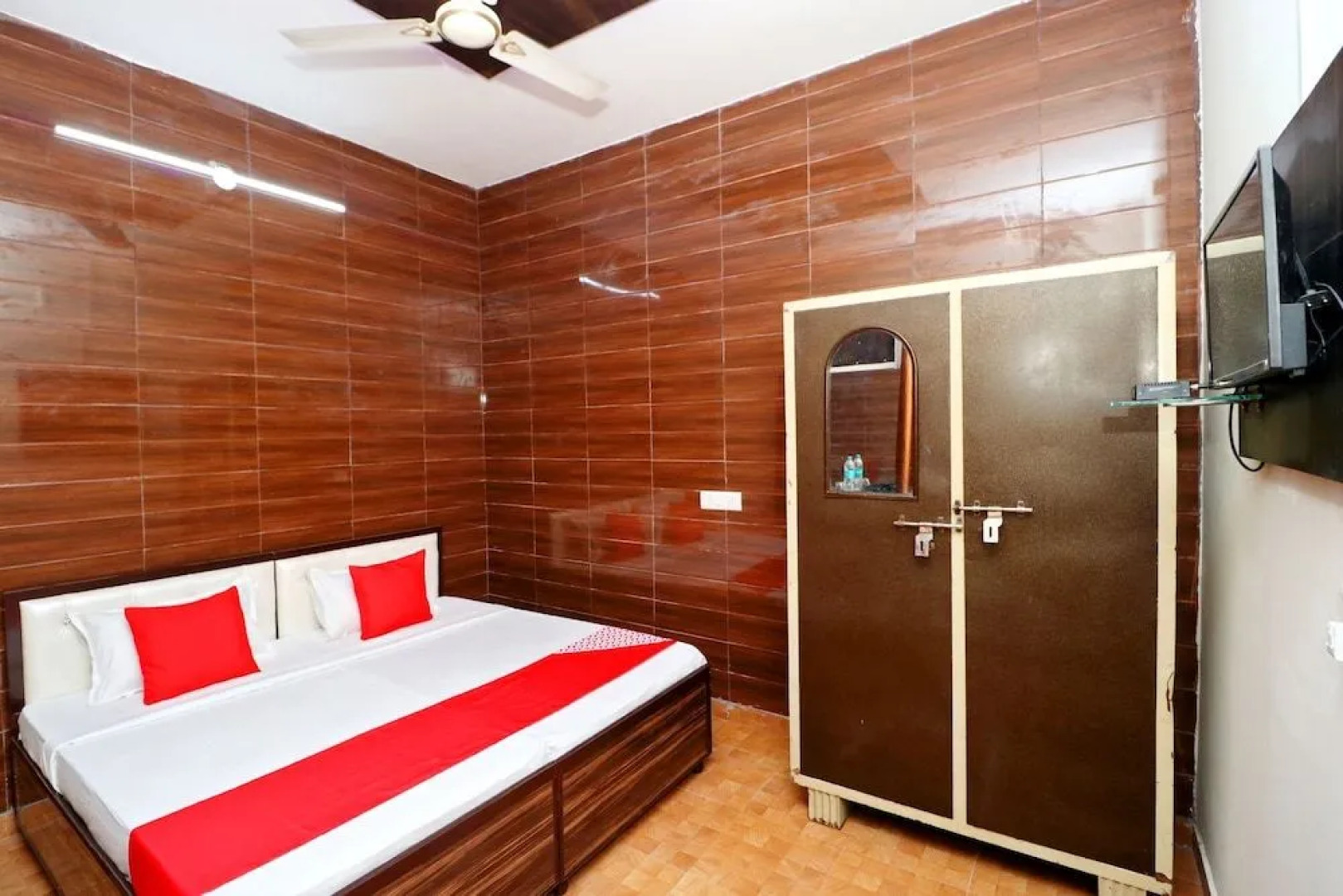 Oyo 37097 Raj Apartments