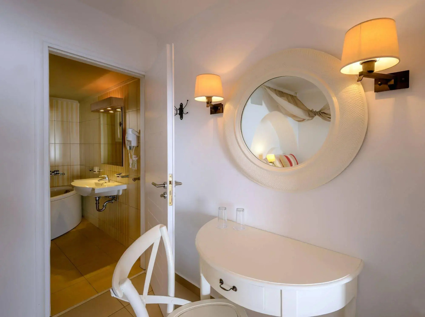 Aspalathras White Hotel