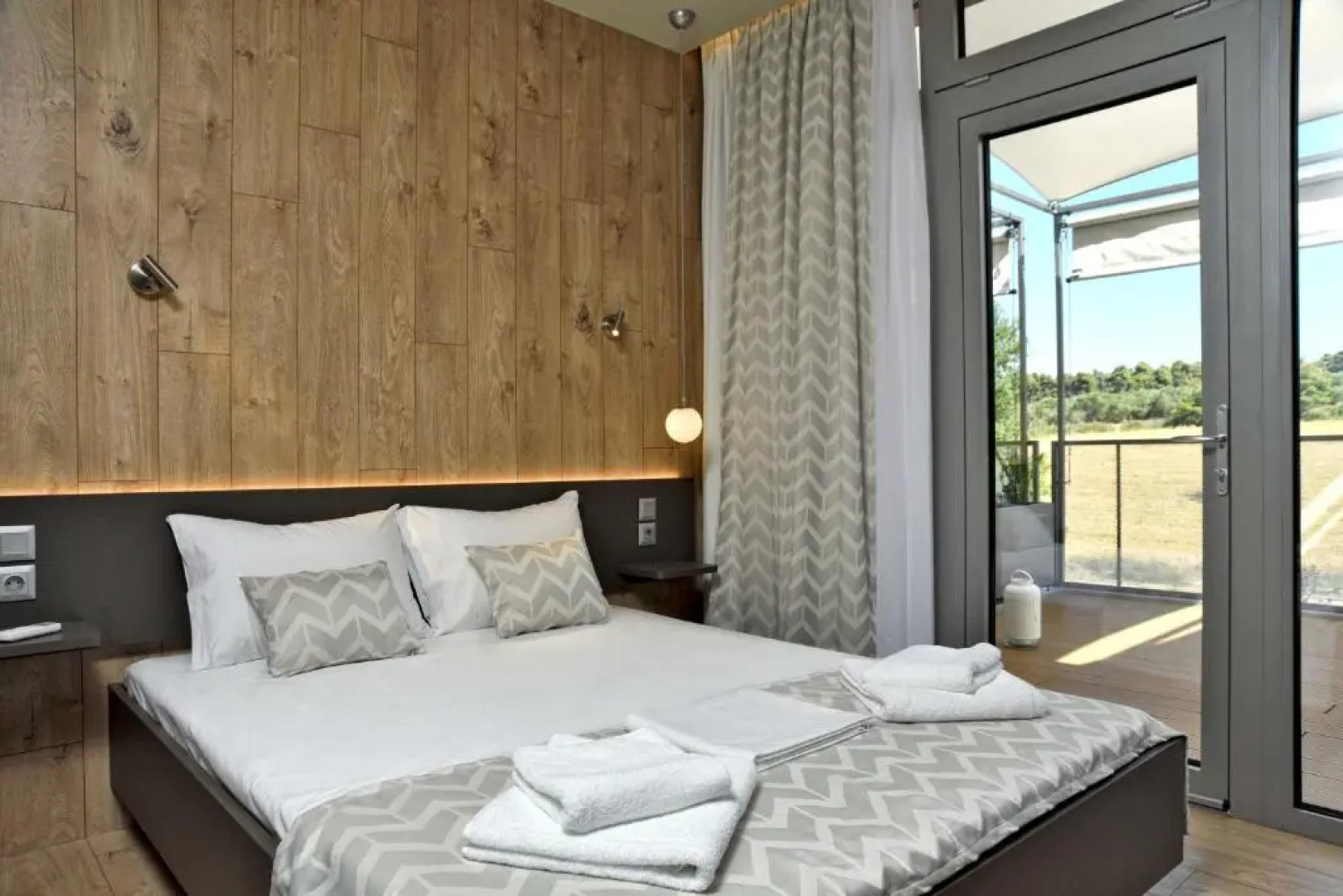 Sani More & Sani Woods